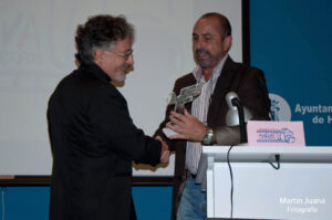 Pedro hace entrega a Arturo Macías de la "Mención de Socio de Honor 2013/14"