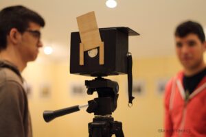 Cámara oscura que Pastor presenta a los visitantes de su exposición. Fotografía de Carmen Torres Chaguaceda