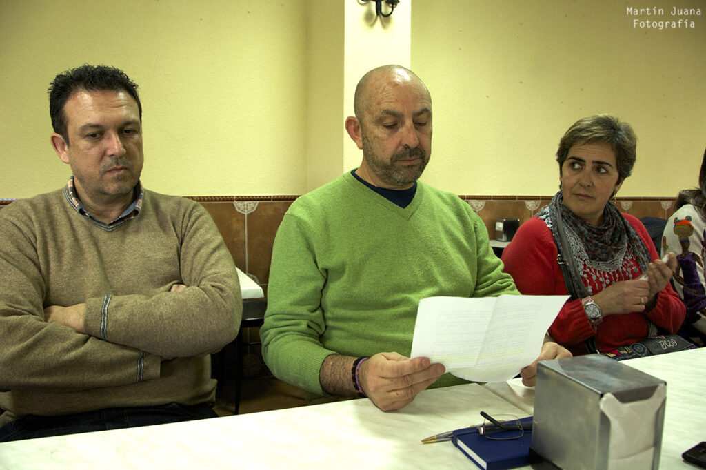El Presidente hace la presentación de Jesús Botaro en la tertulia del 3 de abril. Foto Juana Martín