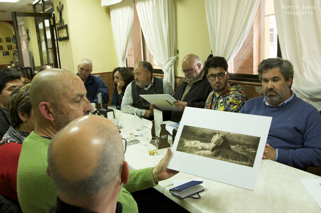 Jesús Botaro comparte su trabajo con los tertulianos. Foto Juana Martín